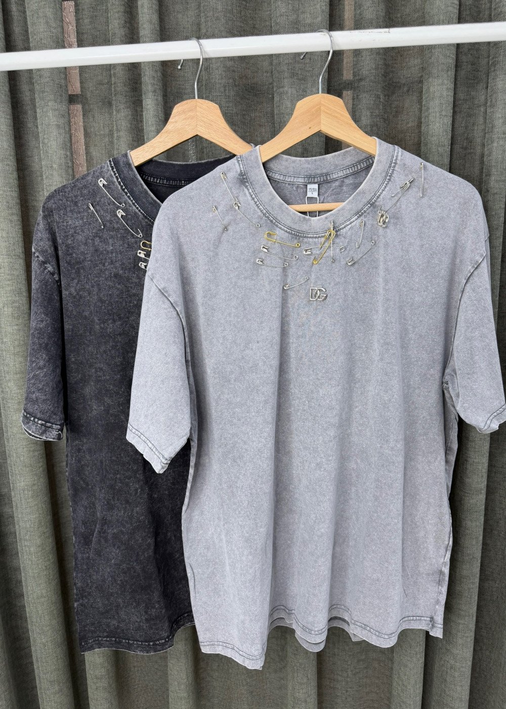 Футболка с булавками