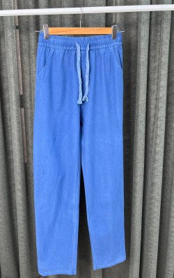 Голубые джинсы на резинке