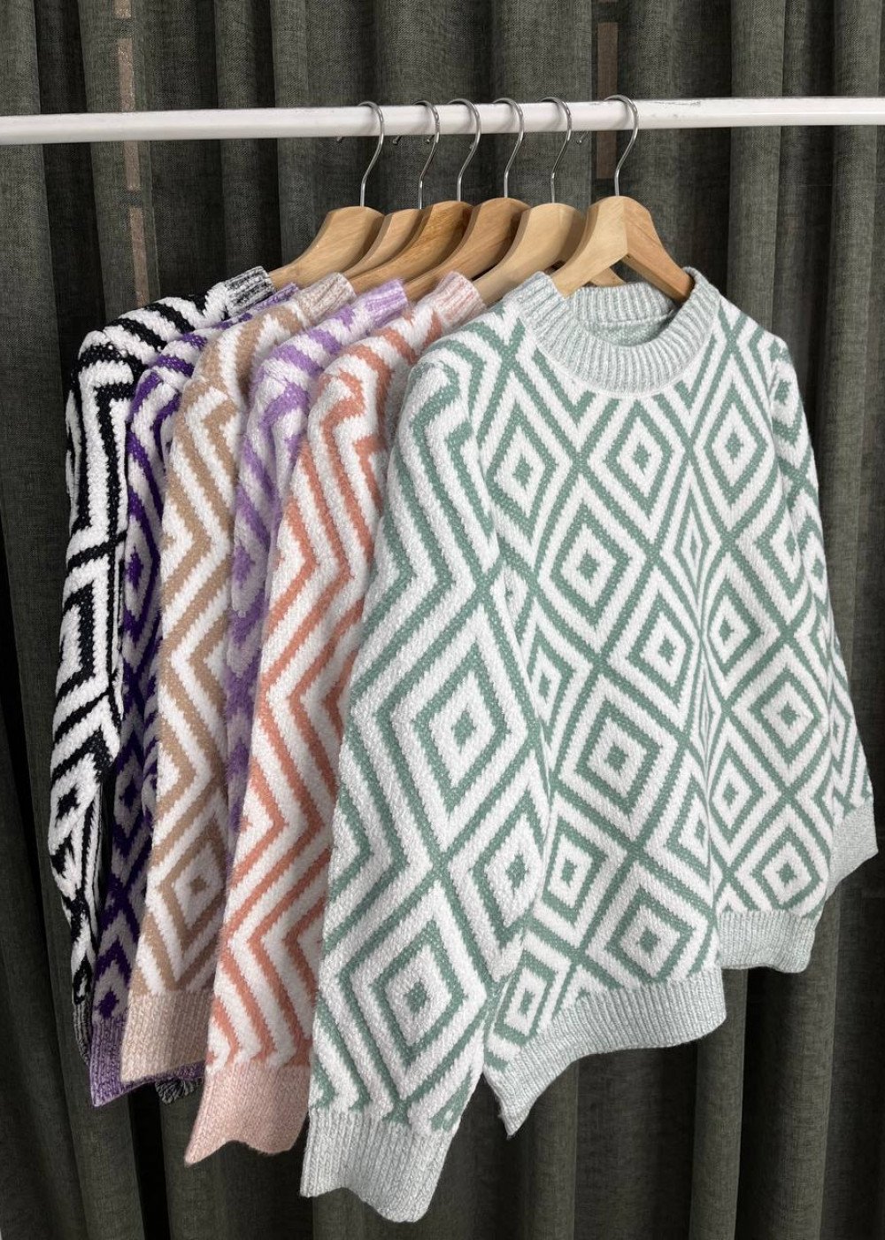 Свитер ромбик