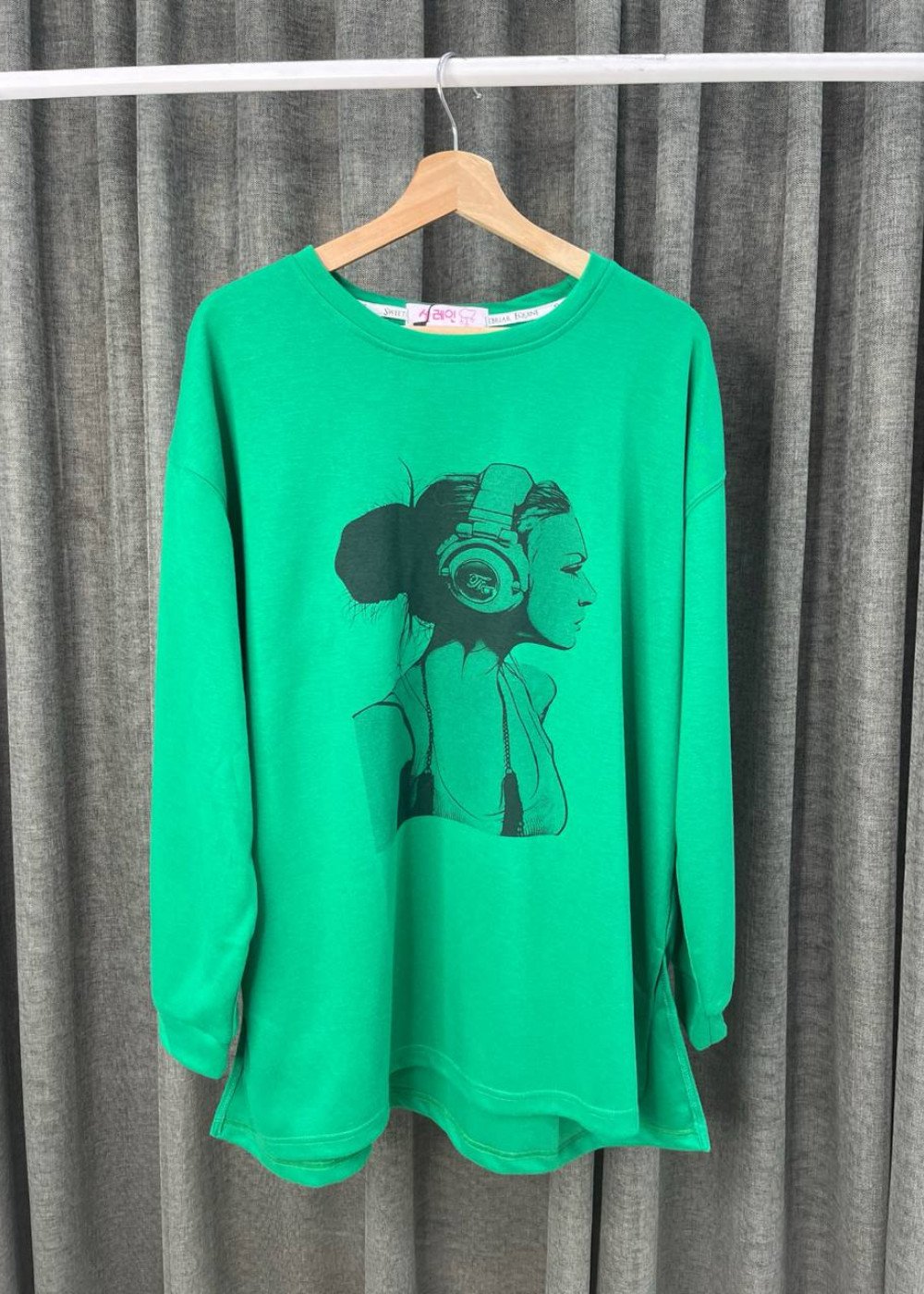 Кофта зеленая с девушкой