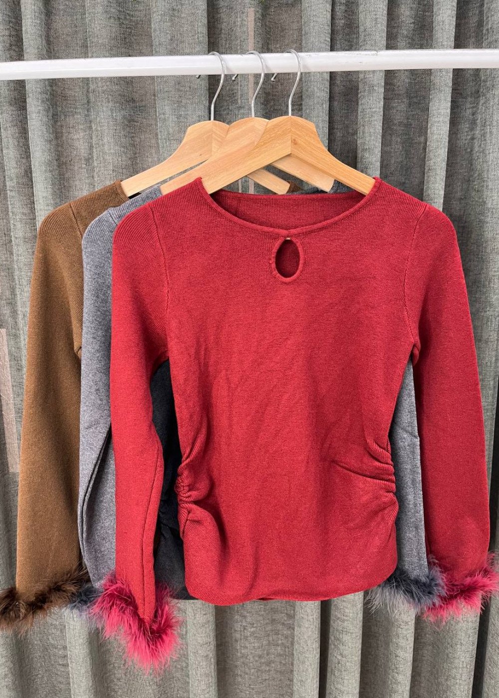 Кофта с перьями