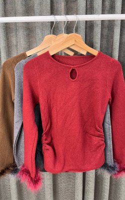 Кофта с перьями