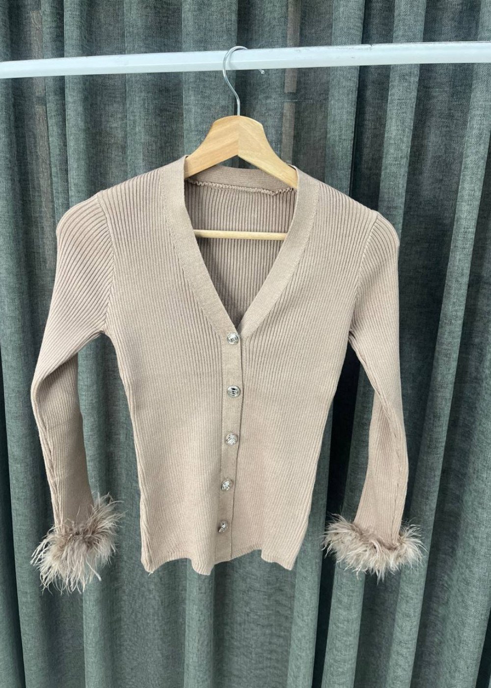 Кардиган с перьями