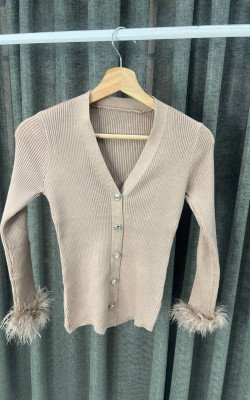 Кардиган с перьями