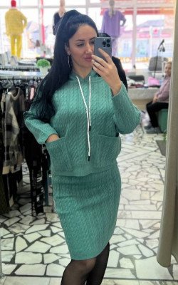 Костюм с юбкой 